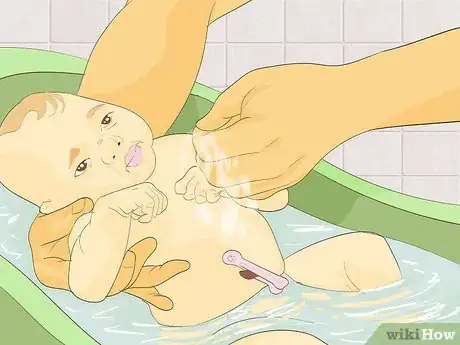 Imagen titulada Clean a Baby's Belly Button Step 7
