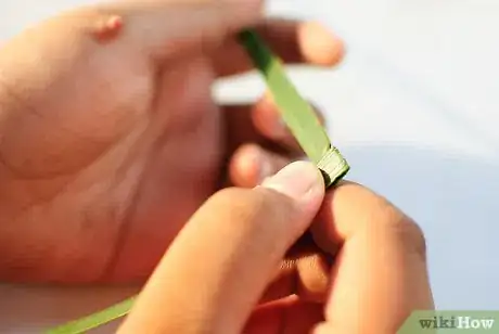 Imagen titulada Make a Palm Frond Cross Step 4