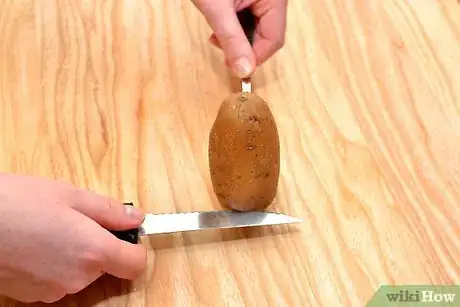 Imagen titulada Peel Potatoes With an Ordinary Kitchen Knife Step 17