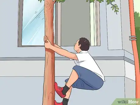 Imagen titulada Sneak Out of Your Second Story Window Step 10