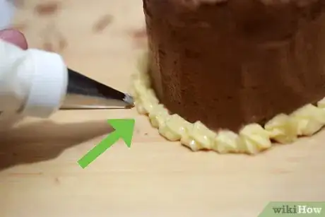 Imagen titulada Frost a Double Layer Cake Step 12