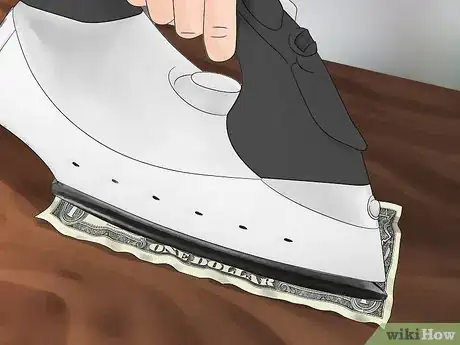 Imagen titulada Straighten Out a Dollar Bill Step 4
