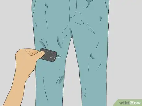 Imagen titulada Cut Knee Holes in Jeans Step 4