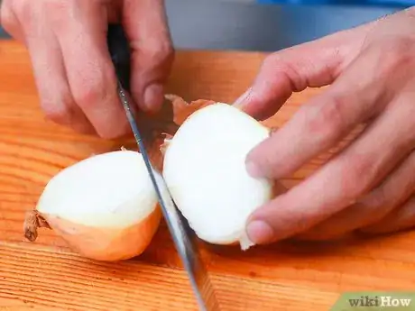 Imagen titulada Peel an Onion Step 3