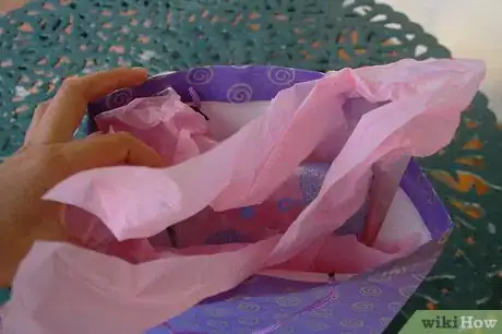 Imagen titulada Cover gift with tissue paper Step 4