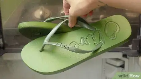 Imagen titulada Clean Flip Flops Step 5