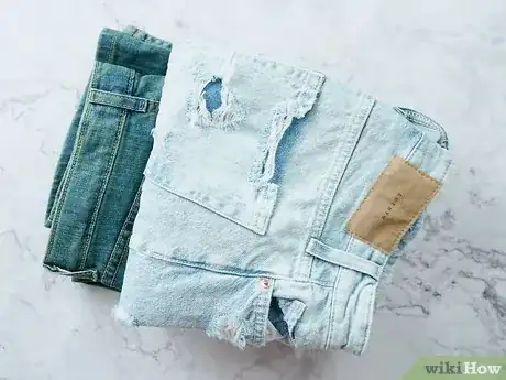 Imagen titulada Fold Jeans Step 6
