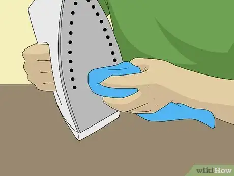 Imagen titulada Clean an Iron with Salt Step 7