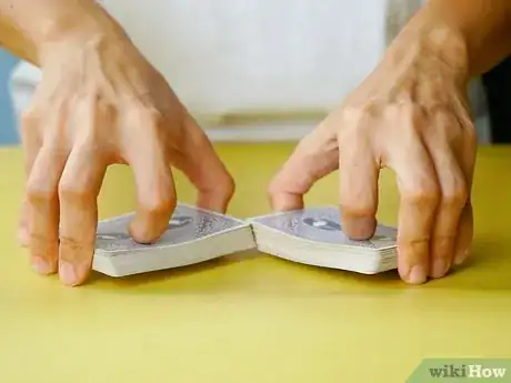 Imagen titulada Riffle and Bridge Shuffle Step 4
