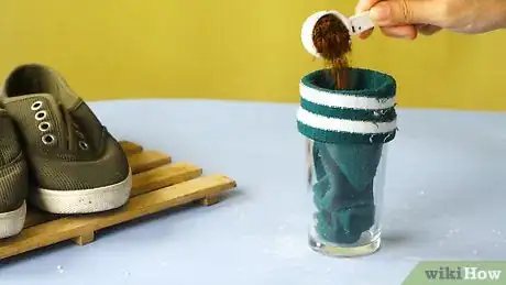 Imagen titulada Clean Smelly Sneakers Step 9