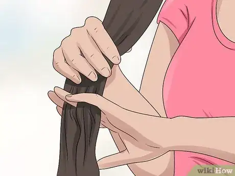 Imagen titulada Detangle Hair Extensions Step 7