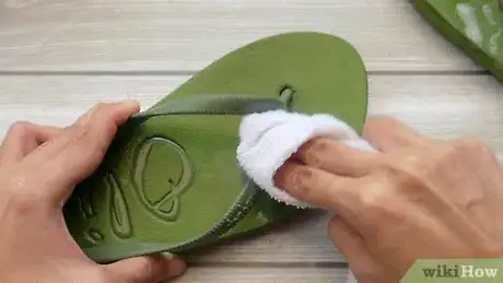 Imagen titulada Clean Flip Flops Step 4