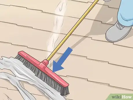 Imagen titulada Apply Fibered Aluminum Roof Coating Step 10