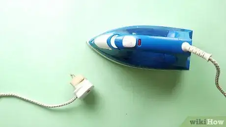 Imagen titulada Clean a Sticky Iron Step 4