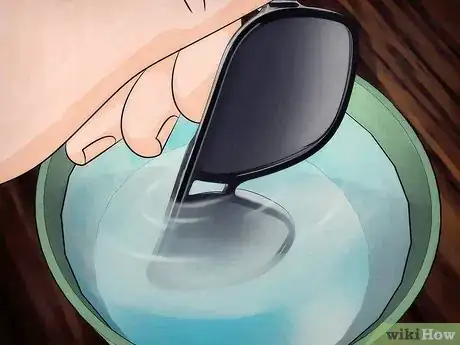Imagen titulada Remove Scratches from Sunglasses Step 4