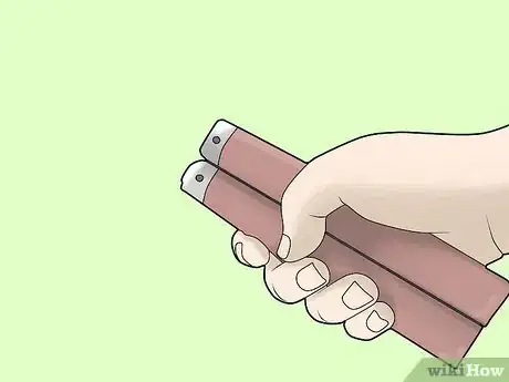 Imagen titulada Perform a Trebuchet with a Butterfly Knife Step 1