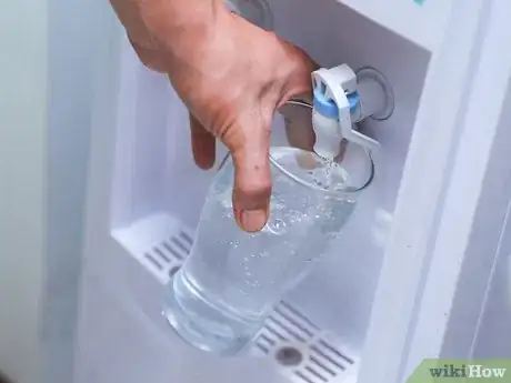 Imagen titulada Chug Water Step 5