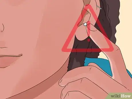 Imagen titulada Clean a Cartilage Piercing Step 5