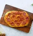 hacer una pizza de pepperoni
