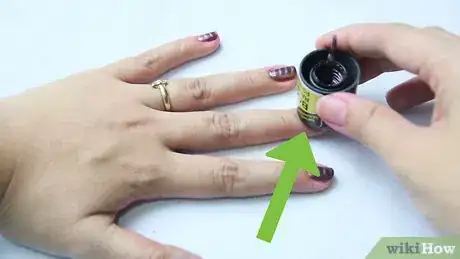 Imagen titulada Apply Magnetic Nail Polish Step 7