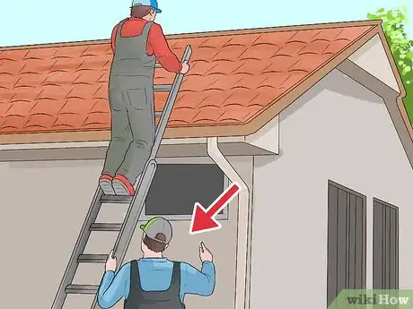 Imagen titulada Clean a Tile Roof Step 4