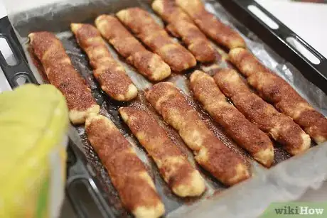 Imagen titulada Make Cinnamon Roll Sticks Step 21