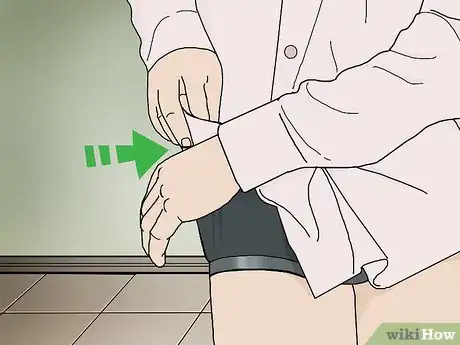 Imagen titulada Keep Dress Shirt from Riding Up Step 11