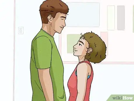 Imagen titulada Hug a Girl Who Is Shorter Than You Step 7