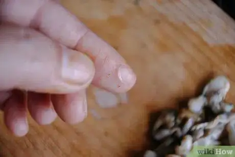 Imagen titulada Clean a Razor Clam Step 13