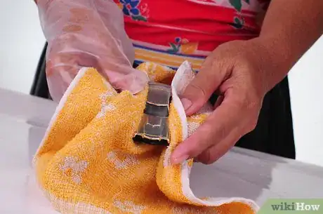 Imagen titulada Remove Paint from Metal and Plastic Models with Dettol Step 10