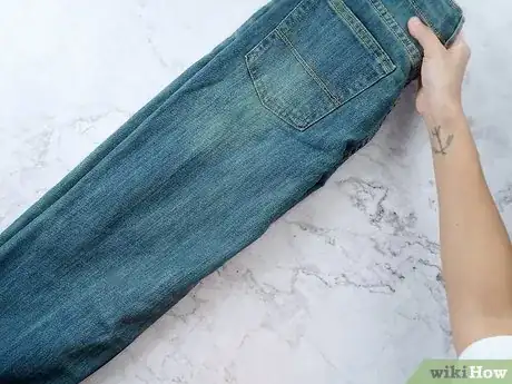 Imagen titulada Fold Jeans Step 3