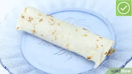 Imagen titulada Fold a Tortilla Step 14