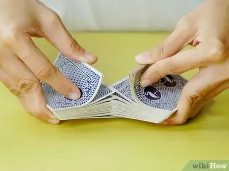 Imagen titulada Riffle and Bridge Shuffle Step 5