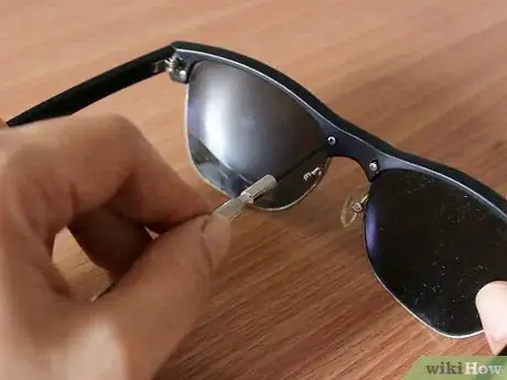 Imagen titulada Take Out Lenses from Your Sunglasses Step 2