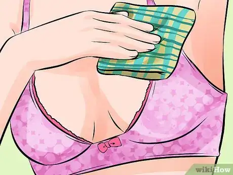 Imagen titulada Hand Express Breast Milk Step 2