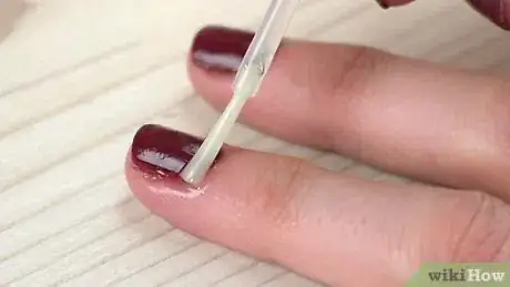 Imagen titulada Remove Shellac Nail Polish Step 1