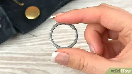 Imagen titulada Stop a Zipper from Unzipping Itself Step 1