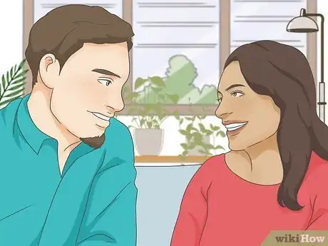 Imagen titulada Check Out a Girl Without Her Noticing Step 13