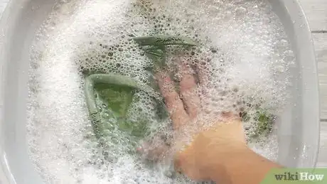 Imagen titulada Clean Flip Flops Step 8