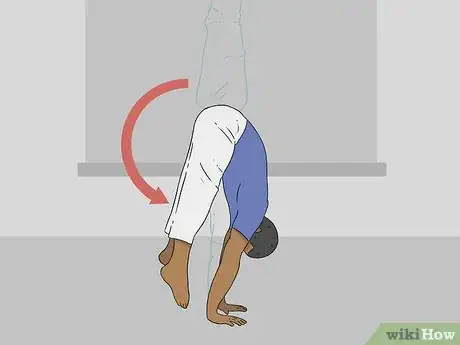 Imagen titulada Do a Straddle Press Handstand Step 6
