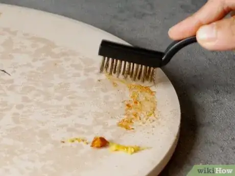 Imagen titulada Clean a Pizza Stone Step 2