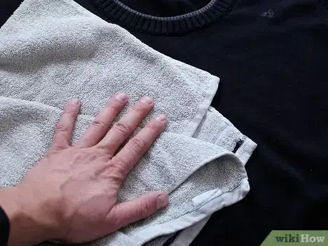 Imagen titulada Shrink a Sweater Step 10