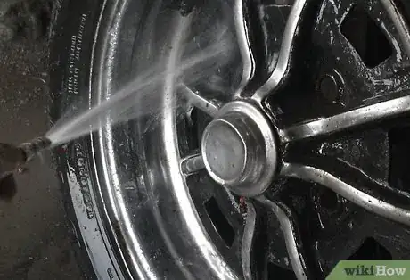 Imagen titulada Clean Chrome Wheels Step 1