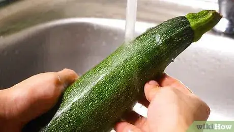Imagen titulada Grate Zucchini Step 1