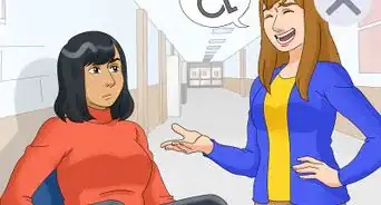 interactuar con alguien que usa una silla de ruedas
