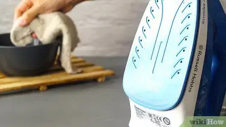 Imagen titulada Clean a Sticky Iron Step 1
