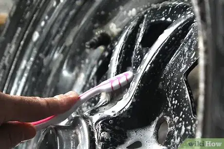 Imagen titulada Clean Chrome Wheels Step 3