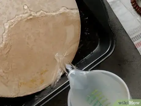 Imagen titulada Clean a Pizza Stone Step 5
