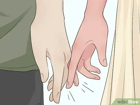 Imagen titulada Ask Someone to Hold Your Hand Step 4