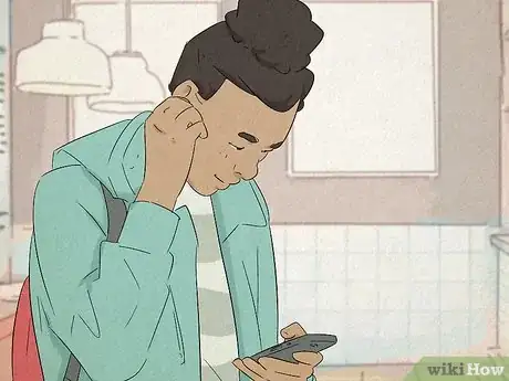 Imagen titulada Tell if a Girl Is Testing You Through Texts Step 1